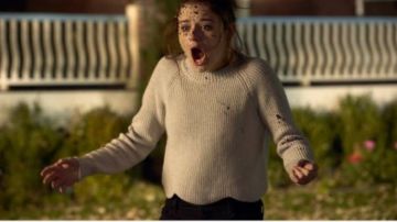 Le pull beige de Claire Shannon (Joey King) dans I wish : faites un vœu