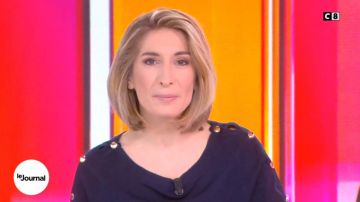 The sweater navy golden buttons of Caroline Delage in William noon of the 21/12/2017