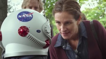 The pendant Isabel Pullman (Julia Roberts) in Wonder