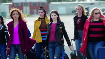 Veste en cuir avec Patchs Brodés, porté par Beca (Anna Kendrick), comme vu dans la Hauteur Parfaite 3