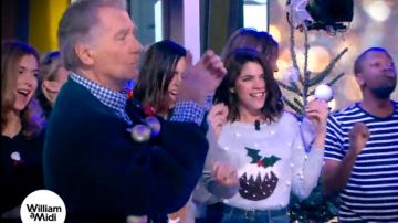 Suéter navideño de pudín de Julia Molkhou en William al mediodía del 22/12/2017