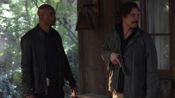 The jacket Martin Riggs (Clayne Crawford) in The lethal Weapon S01E18