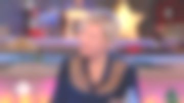 Camisa de encaje plumetis de Anne-Elisabeth Lemoine con volantes en C à vous del 25/12/2017