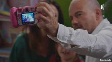 The camera VTech Kidizoom Duo 5.0 Pink in Plus belle la vie S14E3436