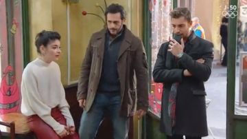 Le pantalon en cuir rouge de Sabrina dans Plus belle la vie