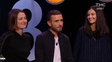 El vestido a rayas de Lilia Hassaine en Quotidien del 07/12/2017