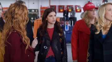 Veste en cuir portés par Beca (Anna Kendrick), comme vu dans la Hauteur Parfaite 3