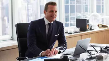 Pens stand of Harvey Specter (Gabriel Macht) as seen in Suits S02E02