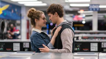 Chaqueta vaquera de cuello de piel de Debora (Lily James) en Baby Driver