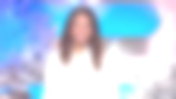 The white shirt with pleated detail of Myriam Seurat Motus of the 22/12/2017