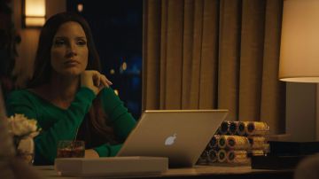 The macbook pro computer of Molly Bloom (Jessica Chastain) in The great game