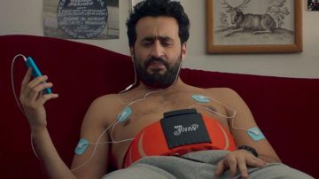 The belt of electro-stimulation, Dual Shaper Ice Tea Peach Frederick (Jonathan Cohen) in friend to Friend