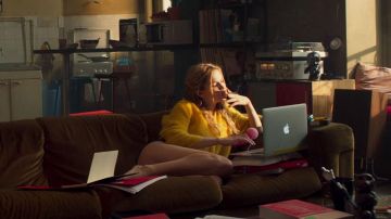 The Apple computer of Julie (Camille Razat) in friend to Friend