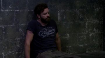 The t-shirt blue "Craftsman" of the Rooster (Danny Masterson) in The Ranch S02E06