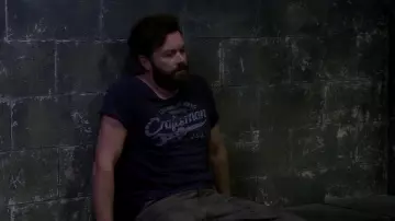 The t-shirt blue "Craftsman" of the Rooster (Danny Masterson) in The Ranch S02E06