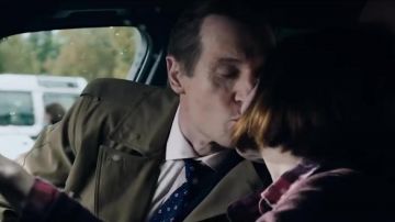 The blue tie of Michael Woolrich (Liam Neeson) in The Passenger (Commuter)
