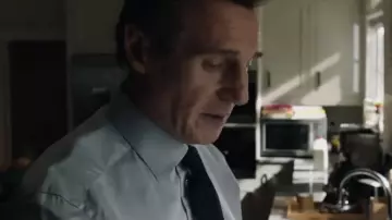 Tie navy blue Michael Woolrich (Liam Neeson) in The Passenger (Commuter)