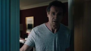 The gray t-shirt with V-neck Michael Woolrich (Liam Neeson) in The Passenger (Commuter)
