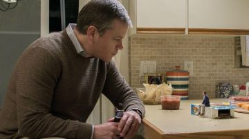 El suéter marrón de Paul Safranek (Matt Damon) en Downsizing