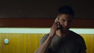 The smartphone iPhone 6 from Apple as Toni (François Civil) in Burn Out