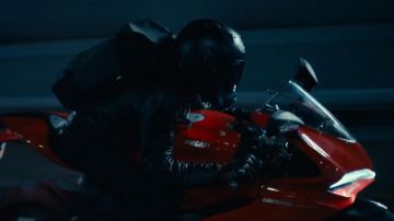 The bike Ducati 1299 Toni (François Civil) in Burn out