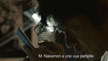 The smartphone Apple iPhone money in To the light