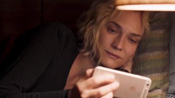 The smartphone Apple iPhone 6 champagne Katja Sekerci (Diane Kruger) in In the fade