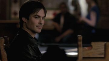 Veste en cuir noir portée par Damon Salvatore (Ian Somerhalder) dans les tenues de la série télévisée The Vampire Diaries (saison 1, épisode 10)