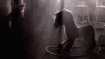 El pony rockero vintage en la película Cache Cache 2018