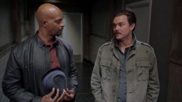 The khaki jacket Abercrombie & Fitch of Martin Riggs (Clayne Crawford) in The lethal Weapon S01E11