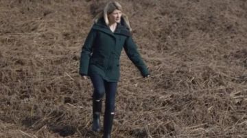 Les bottes noires Hunter de Cath Hardacre (Jodie Whittaker) dans la série Trust Me S01E03