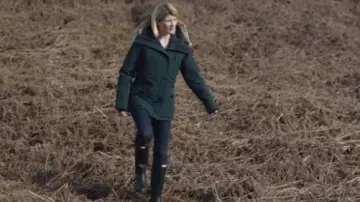 Les bottes noires Hunter de Cath Hardacre (Jodie Whittaker) dans la série Trust Me S01E03