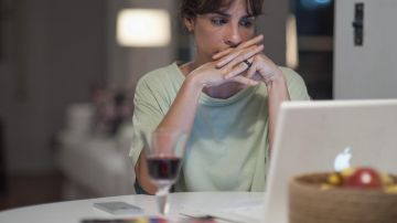 The smartphone iPhone 4S Rosa (Maria Ribeiro) in As our parents (output February 2018)