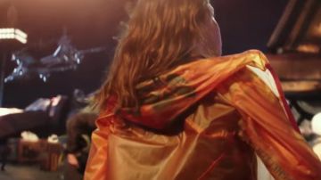 The windproof orange Amara Namani (Cailee Spaeny) in Pacific Rim 2 : Upraising