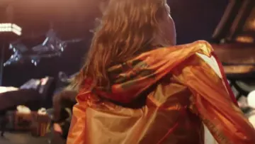 The windproof orange Amara Namani (Cailee Spaeny) in Pacific Rim 2 : Upraising