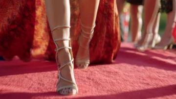 Les sandales à talons dorées de Alice Cooper (Madchen Amick) dans Riverdale S02E05