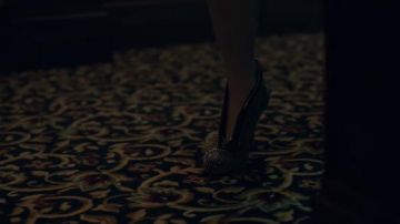 Les bottines cloutées de Cheryl Blossom (Madelaine Petsch) dans Riverdale S02E05