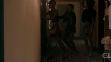 Les sandales à plateforme et cloutées étoiles de Josie McCoy (Ashleigh Murray) dans Riverdale S02E05