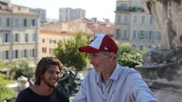 La gorra roja y blanca de la Nueva Era de los Chicago Bulls de Thierry Lhermitte en la final