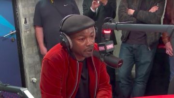Le bomber rouge en velours de Mc Solaar lors de son passage sur Skyrock le 1er novembre 2017