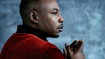 Le bomber rouge en velours Hugo Boss de Mc Solaar sur la pochette de l'album Geopoétique