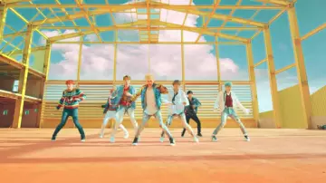 The sweater striped in Gucci J-Hope of Bangtan Boys in the clip DNA of BTS