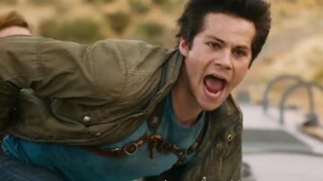 The blue shirt Thomas (Dylan O'brien) in The Maze : the Cure Mortal