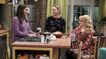 sudadera negra de estrellas blancas usadas por Penny (Kaley Cuoco) como se ve en The Big Bang Theory S10E13