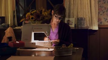 The Singer sewing machine Marion McPherson (Laurie Metcalf) in Lady bird