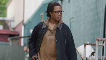 Veste noire Zip portée par Heath (Corey Hawkins) dans les tenues de la série télévisée The Walking Dead (saison 6 épisode 1)