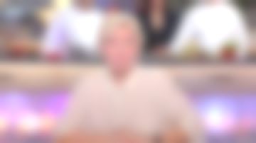 La camisa nude con estampados dorados de Anne-Elisabeth Lemoine en el show C à vous del 28/12/2017