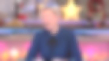 El peine azul con lunares y cuello lavallière de Anne-Elisabeth Lemoine en Cà vous del 01/01/2018