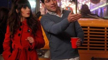 El abrigo rojo de Jess Jessica Day (Zooey Deschanel) en New girl S01E10