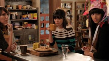 The sweaters in stripes of Jess Jessica Day (Zooey Deschanel) in New girl S01E11